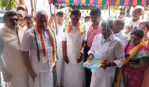 காரைக்கால் மாவட்டம், கோட்டுச்சேரியில் புதிதாகக் கட்டப்பட்டுள்ள வணிக வளாகத்தை திறந்து வைத்துப் பார்வையிட்ட புதுச்சேரி மாநில காங்கிரஸ் தலைவரும், எம்.பியுமான வி.வைத்திலிங்கம்.