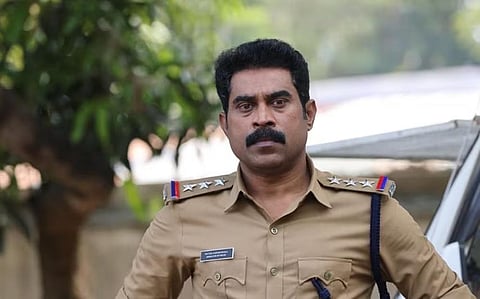 டிரைவிங் லைசன்ஸ் படத்தில் நடிகர் சுராஜ்