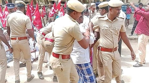 திருநாவலூரில் போராட்டத்தில் ஈடுபட்ட விவசாயி ஒருவரை போலீஸார் கைது செய்து அழைத்து செல்கின்றனர்.