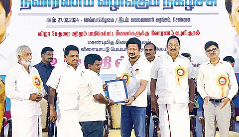 சென்னை, செங்கல்பட்டு, திருவள்ளூர் மாவட்டங்களில் மிக்ஜாம் புயலால் பாதிக்கப்பட்ட மீனவர்களுக்கு, சென்னை, கலைவாணர் அரங்கில் நேற்று நடைபெற்ற நிகழ்ச்சியில் விளையாட்டுத் துறை அமைச்சர் உதயநிதி ஸ்டாலின் நிவாரண உதவிகளை வழங்கினார். நிகழ்ச்சியில், அமைச்சர்கள் அனிதா ஆர்.ராதாகிருஷ்ணன் , ஆர்.காந்தி, பி.கே .சேகர்பாபு, எம்.பி.க்கள் தமிழச்சி தங்கபாண்டியன், கலாநிதி வீராசாமி, துறை செயலர் மங்கத் ராம் சர்மா , சென்னை மாவட்ட ஆட்சியர் ரஷ்மி சித்தார்த் ஜகடே உள்ளிட்டோர் கலந்து கொண்டனர்.
