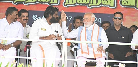 பொதுக்கூட்டத்தில் பேசிவிட்டு அமர்ந்த அண்ணாமலையின் தோளில் தட்டிக் கொடுத்து வாழ்த்து தெரிவித்த பிரதமர் மோடி. (அடுத்த படம்) பாராட்டிய பிரதமரின் கையைப் பிடித்து நன்றி தெரிவித்த அண்ணாமலை.