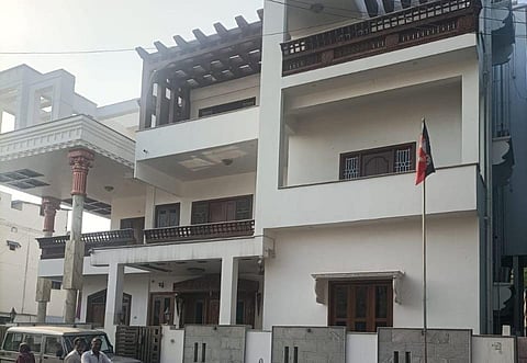 பட விளக்கம் - பண்ருட்டியில் லஞ்ச ஒழிப்புத்துறை போலீஸார் சோதனை ஈடுபட்டுள்ள முன்னாள் எம்எல்ஏ சத்யா பன்னீர் செல்வத்தின் வீடு