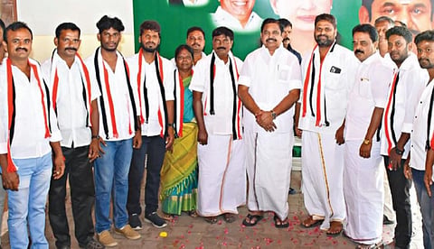சேலத்தில், அதிமுக பொதுச்செயலாளர் பழனிசாமி முன்னிலையில், சேலம் கிழக்கு மாவட்ட தமாகா தலைவர் காளிமுத்து உள்ளிட்ட மாற்றுக் கட்சியினர், தங்களை அதிமுகவில் இணைத்துக் கொண்டனர்.