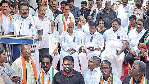 மத்திய பாஜக அரசைக் கண்டித்து கருப்புக் கொடி கண்டன
ஆர்ப்பாட்டம் தமிழக காங்கிரஸ் மாநில தலைவர் கு.செல்வப் பெருந்தகை தலைமையில், சென்னை மாவட்ட ஆட்சியர் அலுவலகம் அருகில் நேற்று நடைபெற்றது. படம்: ம.பிரபு