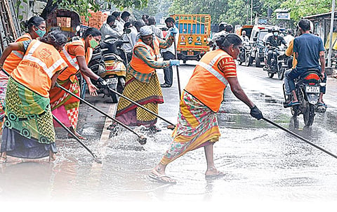 சனி பகவானின் அருள்பெற்ற துப்புரவுப் பணியாளர்கள்!