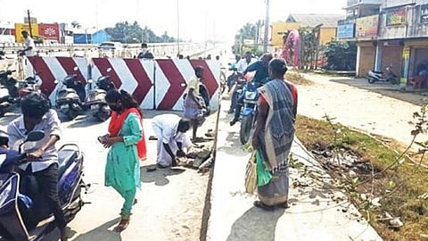 கண்டமங்கலத்தில் ரயில்வே மேம்பாலப் பணிக்காக விழுப்புரம் - புதுச்சேரி இடையே போக்குவரத்துக்கு தடை செய்யப்பட்டுள்ளது.