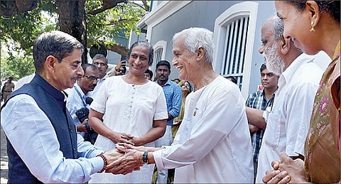 அரவிந்தர் ஆசிரமத்துக்கு நேற்று வந்த தமிழக ஆளுநர் ஆர்.என்.ரவியை வரவேற்ற ஆசிரமப் பொறுப்பாளர்கள். படம்: எம்.சாம்ராஜ்