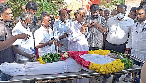 சென்னை ராஜீவ்காந்தி அரசு பொது மருத்துவமனையில் உயிரிழந்த சாந்தனின் உடல் விமானம் மூலம் இலங்கை கொண்டு செல்லப்படுகிறது. அதற்கு முன்பாக, தமிழ் தேசிய இயக்க தலைவர் பழ.நெடுமாறன் இறுதி மரியாதை செலுத்தினர்.
| படம்; ம.பிரபு |