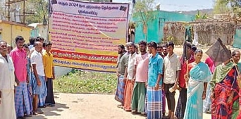 கலசப்பாடி மலைக்கிராமத்துக்கு சாலை வசதிக்கோரி கறுப்பு கொடி கட்டி போராட்டத்தில் ஈடுபட்ட மலைக்கிராம மக்கள்.