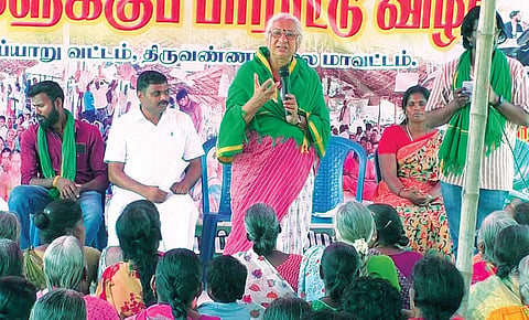 மேல்மா கூட்டுச்சாலையில் தொடர் போராட்டத்தில் ஈடுபட்டுள்ள விவசாயி களை ஆதரித்து பேசும் சமூக ஆர்வலர் மேதா பட்கர்.