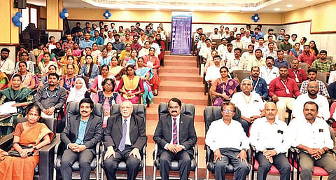 திருச்சி என்ஐடியில் நடைபெற்ற கருத்தரங்கில் பங்கேற்ற விஞ்ஞானி மயில்சாமி அண்ணா துரை உள்ளிட்டோர்.