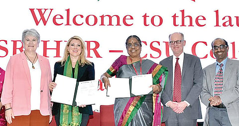 உயர்கல்வி, கூட்டு ஆராய்ச்சி தொடர்பாக அமெரிக்காவின் கொலராடோ பல்கலைக்கழகம் - சென்னை போரூர் ராமச்சந்திரா பல்கலைக்கழகம் இடையே நேற்று புரிந்துணர்வு ஒப்பந்தம் கையெழுத்தானது. ராமச்சந்திரா பல்கலைக்கழகத்தில் நடைபெற்ற நிகழ்ச்சியில் அப்பல்கலைக்கழக துணைவேந்தர் டாக்டர் உமா சேகரும், கொலராடோ பல்கலைக்கழக தலைவர் டாக்டர் ஆமி பார்சனும் ஒப்பந்த ஆவணங்களை பரஸ்பரம் பரிமாறிக் கொண்டனர்.