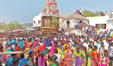 தீர்த்தமலை தீர்த்தகிரீஸ்வரர் கோயிலில் மாசி மக திருத்தேரோட்டம் நேற்று நடந்தது. அதில் ஆயிரக்கணக்கான பக்தர்கள் பங்கேற்று சுவாமி தரிசனம் செய்தனர்.