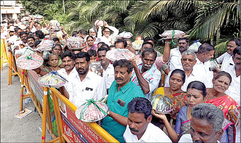 சென்னை அண்ணா அறிவாலயத்தில் பல்வேறு பரிசுப் பொருட்களுடன் முதல்வர் மு.க.ஸ்டாலினுக்கு வாழ்த்து தெரிவிக்க வரிசையில் காத்திருந்த தொண்டர்கள்.