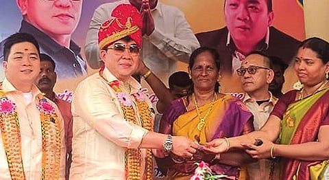 முதுகுளத்தூர் ஊராட்சி ஒன்றிய நடுநிலைப் பள்ளிக்கு நிதி அளித்த சிங்கப்பூர் தொழிலதிபர்கள்.