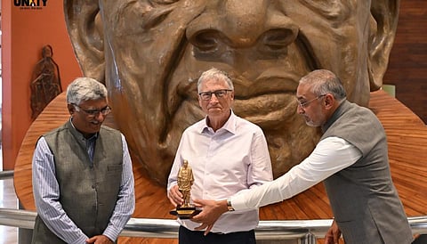 குஜராத்தின் 'ஒற்றுமை சிலை' ஒரு பொறியியல் அதிசயம் - நேரில் பார்வையிட்ட பில் கேட்ஸ் பாராட்டு