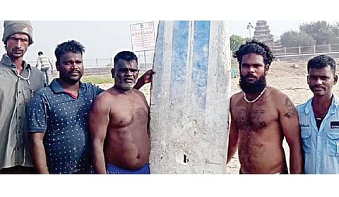 கடலில் மாணவர்களை மீட்ட மீனவர்கள்.