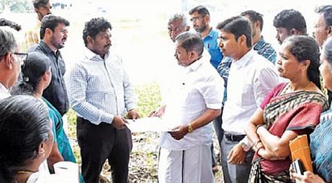 கோவை வாலாங்குளத்தின் கரைப்பகுதியில், வாகன நிறுத்துமிடம் குறித்து ஆய்வு மேற்கொண்ட அமைச்சர் கா.ராமச்சந்திரன். படம்: ஜெ.மனோகரன்