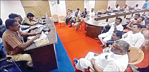 கூடங்குளம் அணுமின் நிலையப் பணியிடங்களுக்கான தேர்வு நடத்தும் விவகாரம் தொடர்பாக, ராதாபுரம் வட்டாட்சியர் அலுவலகத்தில் நேற்று நடைபெற்ற ஆலோசனைக் கூட்டத்தில் பங்கேற்ற உள்ளாட்சிப் பிரதிநிதிகள், அணுமின் நிலையத்துக்கு நிலம் வழங்கியோர் மற்றும் பொதுமக்கள்.