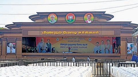 சென்னை நந்தனம் ஒய்எம்சிஏ மைதானத்தில் பிரதமர் மோடி இன்று பங்கேற்கும் பொதுக்கூட்டத்துக்காக அமைக்கப்பட்டுள்ள மேடை.