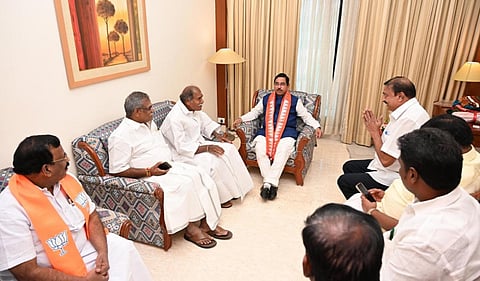 புதுச்சேரி வருகை தந்த மத்திய அமைச்சர் பிரகலாத் ஜோஷியுடன் புதுச்சேரி முதல்வர் ரங்கசாமி உள்ளிட்டோர்.