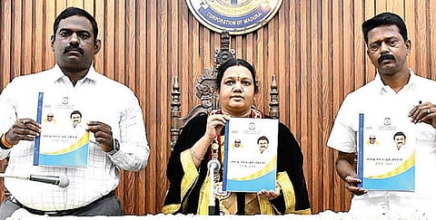 மதுரை மாநகராட்சியின் பட்ஜெட் உரையுடன் மேயர் இந்திராணி. உடன், ஆணையர் தினேஷ் குமார், துணை மேயர் நாக ராஜன். படம்: எஸ்.கிருஷ்ணமூர்த்தி
