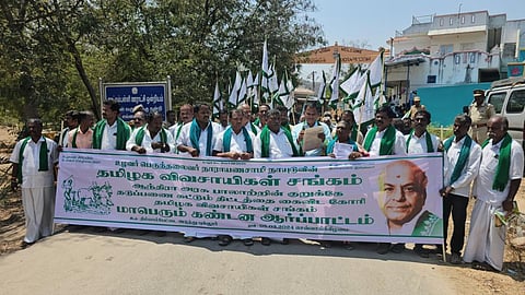 தமிழக - ஆந்திர எல்லையான புல்லூர் தடுப்பணை முன்பாக தமிழக விவசாய சங்கம் சார்பில் கண்டன ஆர்ப்பாட்டம் நடைபெற்றது.