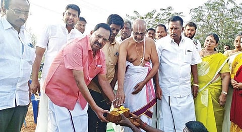 சோளிங்கர் நரசிம்ம சுவாமி கோயில் மலையடிவாரத்தில் பக்தர்கள் தங்குவதற்காக இல்லம் கட்டுமான பணிக்கு நேற்று அடிக்கல் நாட்டிய அமைச்சர் ஆர்.காந்தி.