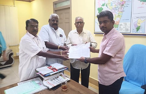 புதுச்சேரியில் தலைமை தேர்தல் அதிகாரி ஜவகரிடம் மனு அளிப்பு.