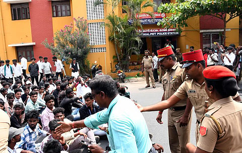 விசாரணையில் அலட்சியம் காட்டியதாக புதுச்சேரி காவல் துறையைக் கண்டித்து போராட்டம். | படம்: எம்.சாம்ராஜ்