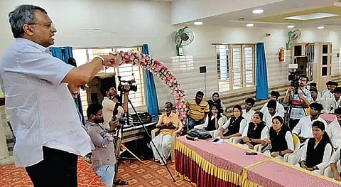 மாணவர்களிடம் கலந்துரையாடிய கார்த்தி சிதம்பரம் எம்பி.