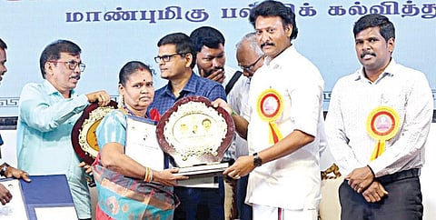 திருச்சியில் நேற்று நடைபெற்ற விழாவில், திருவாரூர் மாவட்டம் கீழத்திருப்பாலக்குடி ஊராட்சி ஒன்றிய தொடக்கப் பள்ளி தலைமை ஆசிரியர் சா.சித்ராவுக்கு `அண்ணா தலைமைத்துவ விருது' வழங்கினார் பள்ளிக்கல்வித் துறை அமைச்சர் அன்பில் மகேஸ் பொய்யாமொழி.
