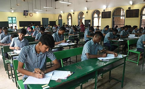 பிளஸ் 1 ஆங்கிலம் பாடத் தேர்வு கடினம்: மாணவர்கள், ஆசிரியர்கள் கருத்து
