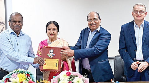 பத்ம விபூஷண் விருது பெற்ற பரதநாட் டிய கலைஞர் பத்மா சுப்ரமணியத்துக்கு நடைபெற்ற பாராட் டு விழாவில் மூத்த விஞ்ஞானி ஏ.சிவதாணுப் பிள்ளை, இந்திய-ரஷ்ய தொழில் வர்த்தக சபை தலைவர் ஜெம்.ஆர்.வீரமணி ஆகியோர், அவருக்கு நினைவுப் பரிசு வழங்கினர். உடன் , ரஷ்ய தூதரக அதிகாரிகள் ஓலெக் என்.அவ்தீவ், அலெக்சாண்டர் டோடோநவ்.
| படம்: எஸ்.சத்தியசீலன் |