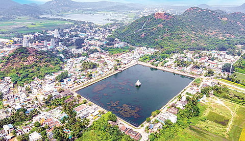 திருக்கழுகுன்றத்தில் அமைந்துள்ள சங்கு தீர்த்த குளம்.