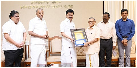 மூத்த பத்திரிகையாளர் வி.என்.சாமிக்கு கலைஞர் எழுதுகோல் விருதினை முதல்வர் ஸ்டாலின் வழங்கினார்.