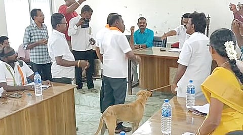 தென்காசி நகராட்சி கூட்டத்துக்கு சுயேச்சை கவுன்சிலர் தெரு நாயை அழைத்து வந்ததால் பரபரப்பு ஏற்பட்டது