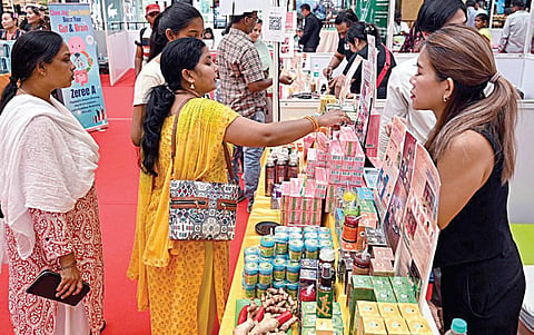 சென்னை ராயப்பேட்டையில் நடைபெறும் கண்காட்சியில் அமைக்கப்பட்டுள்ள அரங்குகளை பார்வையிடும் பெண்கள்.