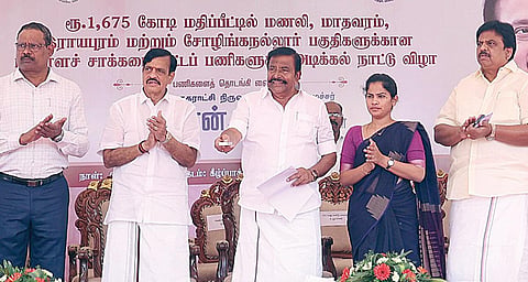 மணலி, மாதவரம், ராயபுரம், சோழிங்கநல்லூர் பகுதிகளுக்கான பாதாள சாக்கடை திட்டப் பணிகளுக்கு நகராட்சி நிர்வாகத் துறை அமைச்சர் கே.என்.நேரு அடிக்கல் நாட்டினார். நிகழ்ச்சியில், மேயர் பிரியா, எம்.கே.மோகன் எம்எல்ஏ, துணை மேயர் மு.மகேஷ்குமார், துறை செயலாளர் தா.கார்த்திகேயன், சென்னை குடிநீர் வாரிய மேலாண்மை இயக்குநர் டி.ஜி.வினய், செயல் இயக்குநர் செ.சரவணன் உள்ளிட்டோர் கலந்து கொண்டனர்.