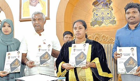 கோவை மாநகராட்சி பட்ஜெட் அறிக்கையை வெளியிட்ட மேயர் கல்பனா ஆனந்தகுமார், ஆணையர் மா.சிவகுரு பிரபாகரன், துணைமேயர் ரா.வெற்றிச்செல்வன், வரிவிதிப்பு மற்றும் நிதிக்குழு தலைவர் வி.ப.முபசீரா ஆகியோர். படம்:ஜெ.மனோகரன்
