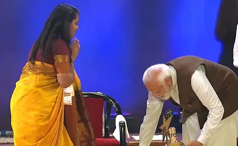 தமிழக பெண்ணின் பாதம் தொட்டு வணங்கிய பிரதமர் மோடி