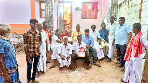 கடையம் அருகே திரவிய நகரில் திண்ணை பிரச்சாரத்தில் ஈடுபட்ட திமுகவினர்.