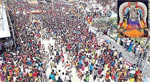 மேல்மலையனூரில் நேற்று நடைபெற்ற அங்காளம்மன் கோயில் மயானக் கொள்ளை நிகழ்ச்சியில் பங்கேற்ற பக்தர்கள். (உள்படம்) சிறப்பு அலங்காரத்தில் அங்காளம்மன்.