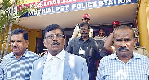 புதுச்சேரி சிறுமி படுகொலை சம்பவம் தொடர்பாக முத்தியால்பேட்டை காவல் நிலையத்தில் விசாரணை நடத்த வந்த தேசிய தாழ்த்தப்பட்டோர் ஆணையமண்டல இயக்குநர் ரவி வர்மா உள்ளிட்டோர். படம்: எம்.சாம்ராஜ்
