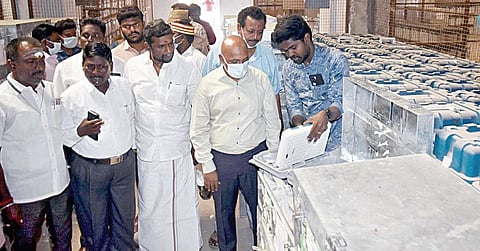 திருக்கோவிலூர் சட்டப்பேரவைத் தொகுதி இடைத்தேர்தலுக்கான மின்னணு வாக்குப்பதிவு இயந்திரங்களை நேற்று ஆய்வு செய்த மாவட்ட ஆட்சியர் பழனி.