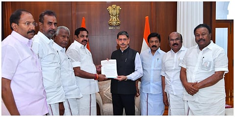 தமிழக ஆளுநர் ஆர்.என்.ரவியை அதிமுக பொதுச் செயலாளர் எடப்பாடி பழனிசாமி உள்ளிட்டோர் சந்தித்து மனு அளித்தனர்.