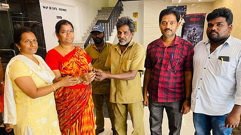 சேலம் சூரமங்கலத்தில் உள்ள திரையரங்கில் தொலைந்து போன குழந்தையின் தங்க காப்பை, குப்பையில் இருந்து தேடி கண்டெடுத்து, உரியவர்களிடம் ஒப்படைத்த மாநகராட்சி ஒப்பந்த தூய்மை பணியாளர்கள்.
