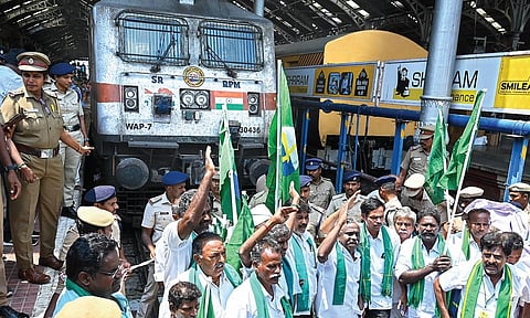 டெல்லியில் போராட்டத்தில் ஈடுபட்டுவரும் விவசாயிகளுக்கு ஆதரவாக, ஐக்கிய விவசாயிகள் சங்கம் சார்பில் சென்னை எழும்பூர் ரயில் நிலையத்தில் ரயில் மறியல் போராட்டம் நேற்று நடைபெற்றது.
| படம்: எஸ்.சத்தியசீலன் |