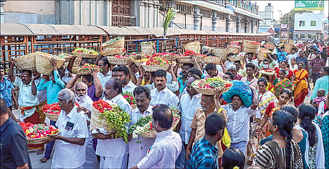 சமயபுரம் மாரியம்மன் கோயில் பூச்சொரிதல் விழாவை முன்னிட்டு, அம்மனுக்கு சாற்றுவதற்காக நேற்று கோயிலைச் சுற்றி பூத்தட்டுகளை சுமந்தபடி ஊர்வலம் வந்த பக்தர்கள்.படம்: ர.செல்வமுத்துகுமார்