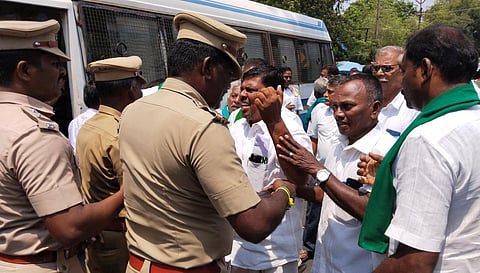 காரைக்காலில் மறியலாக மாறிய உண்ணாவிரதப் போராட்டம்: போலீஸார் - விவசாயிகள் இடையே தள்ளுமுள்ளு